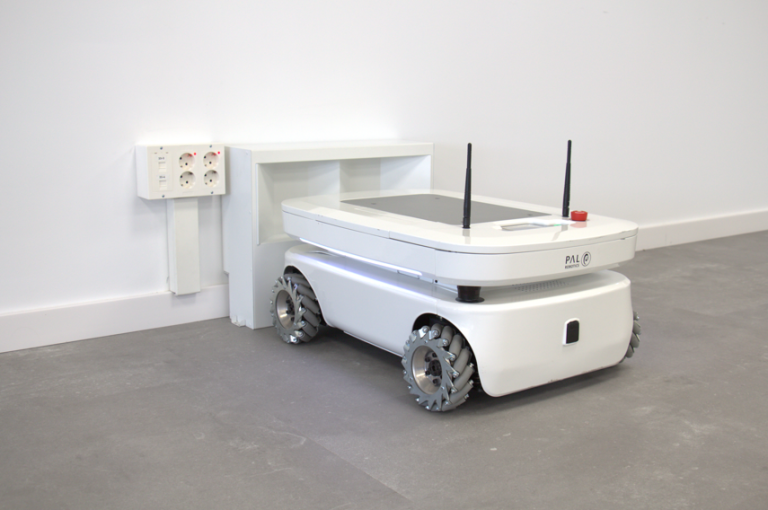 Robot TiAGo omni base en funcionamiento